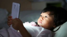 শিশুর স্মার্টফোন ব্যবহারে বাড়বে দুই ধরনের ঝুঁকি