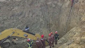 মূল গর্তের দিকে উদ্ধার অভিযান শুরু