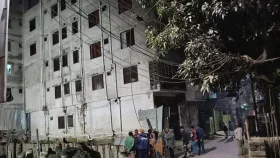 ময়মনসিংহে হেলে পড়েছে ৫ তলা ভবন