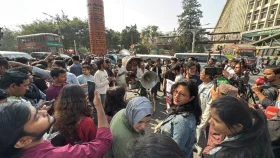 স্বরাষ্ট্র উপদেষ্টার পদত্যাগ দাবিতে শাহবাগ অবরোধ