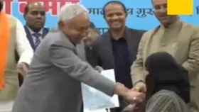 ভারতে চিকিৎসকের হিজাব ধরে টান দিলেন বিহারের মুখ্যমন্ত্রী, সমালোচনার ঝড়