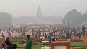 জাতীয় স্মৃতিসৌধে সাধারণ মানুষের ঢল