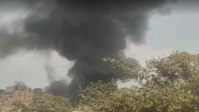 লালবাগে প্লাস্টিকের গুদামে আগুন