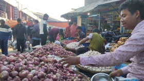 শীতের সবজিতে স্বস্তি, কমেছে পেঁয়াজের দাম