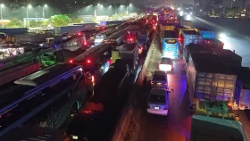 ৬ ঘণ্টা ঢাকা-চট্টগ্রাম মহাসড়ক অবরোধ, তীব্র যানজট