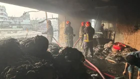 প্রায় এক ঘণ্টার চেষ্টায় বহুতল ভবনের আগুন নিয়ন্ত্রণে