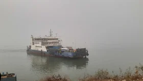 পাটুরিয়া-দৌলতদিয়া ও আরিচা-কাজিরহাট নৌরুটে ফেরি চলাচল বন্ধ