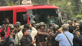 বাসে চড়ে সমাবেশস্থলে যাচ্ছেন তারেক রহমান