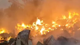 গাজীপুরে ভয়াবহ আগুনে পুড়লো দুই ঝুটের গুদাম