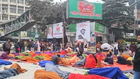 রাত পেরিয়ে সকালেও রাজপথে হাদির সহযোদ্ধারা