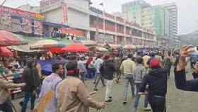 কারওয়ান বাজারে মানববন্ধনে হামলা, ধাওয়া-পাল্টা ধাওয়া