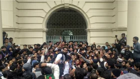 জকসু নির্বাচন স্থগিতের খবরে ভিসি অবরুদ্ধ