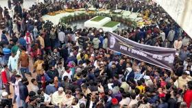 বেগম খালেদা জিয়ার কবর জিয়ারতে উপচে পড়া ভিড়