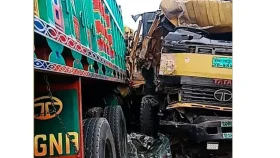 কুষ্টিয়ায় দুই ট্রাকের মুখোমুখি সংঘর্ষে হেলপার নিহত