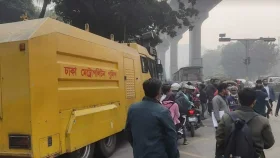 কারওয়ান বাজারে মোবাইল ব্যবসায়ীদের কর্মসূচিতে পুলিশের লাঠিপেটা