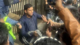 কেন্দ্রে প্রবেশের চেষ্টায় নারী আটক, যুবককে মারধর