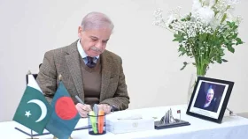 খালেদা জিয়ার প্রতি শ্রদ্ধা জানাতে বাংলাদেশ হাই কমিশনে শেহবাজ শরীফ