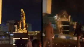 ইরানে কাসেম সোলাইমানির ভাস্কর্য গুঁড়িয়ে দিলো বিক্ষোভকারীরা