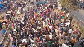 তিন মোড়ে ৭ কলেজ শিক্ষার্থীদের অবরোধ: স্থবির ঢাকা