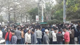 নির্বাচন কমিশনের সামনে জড়ো হচ্ছে ছাত্রদলের নেতাকর্মীরা