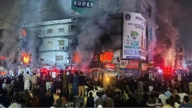 পাকিস্তানে শপিং মলে আগুন, নিহত ৫