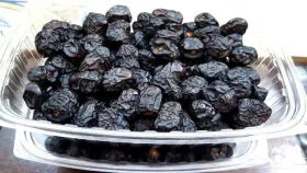 আজওয়া খেজুর কালো হয় কেন?