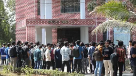 শাকসু নির্বাচন স্থগিতের ষড়যন্ত্রের প্রতিবাদে শিক্ষার্থীদের বিক্ষোভ