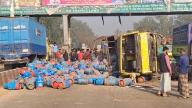 মিরসরাইয়ে ট্রাক উল্টে পথচারী নিহত, মহাসড়কে তীব্র যানজট