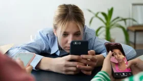 সোশ্যাল মিডিয়ায় অন্তহীন &lsquo;স্ক্রলিং&rsquo; থামানোর নতুন দাওয়াই