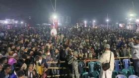 শীতের রাতে নারায়ণগঞ্জে তারেক রহমানের অপেক্ষায় হাজারো মানুষ