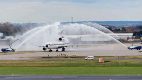 পাকিস্তানে বাংলাদেশ বিমানকে অভূতপূর্ব সংবর্ধনা