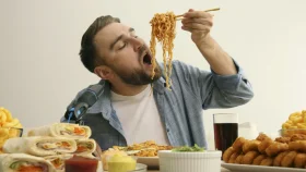 দ্রুত খাবার খেলে যে সমস্যা হতে পারে