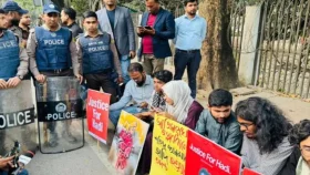 হাদি হত্যার বিচারের দাবিতে যমুনার প্রবেশমুখে ইনকিলাব মঞ্চের সদস্যরা