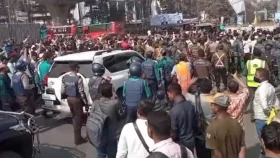 চট্টগ্রাম বন্দরে শ্রমিকদের তোপের মুখে নৌ উপদেষ্টা