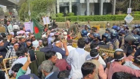 যমুনা অভিমুখে সরকারি কর্মচারীরা, পুলিশের বাধা