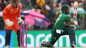 শ্বাসরুদ্ধকর ম্যাচে জয় দিয়ে শুরু পাকিস্তানের