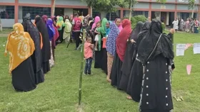 বোরকা পড়া নারীদের ভোটকেন্দ্রে মুখ দেখাতে হবে : ইসি