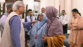 ওসমান হাদির পরিবারকে ফ্ল্যাটের দলিল হস্তান্তর করলেন প্রধান উপদেষ্টা