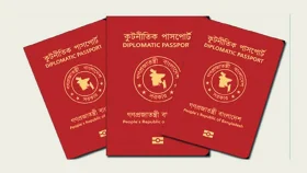 লাল পাসপোর্ট জমা দিলেন ১৩ উপদেষ্টা