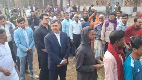 ভোটারের সঙ্গে লাইনে দাঁড়িয়ে ভোট দিলেন সালাহউদ্দিন