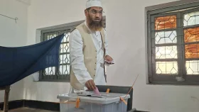 ঢাকা-১৩ আসনে ভোট দিলেন মামুনুল হক