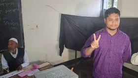 লাইনে দাঁড়িয়ে ভোট দিলেন হাসনাত আবদুল্লাহ
