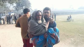 ছেলের কোলে চড়ে ভোটকেন্দ্রে ৭০ বছরের বৃদ্ধ