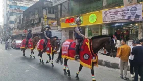 রাজধানীর সড়কে পুলিশের নজরকাড়া অশ্বারোহী টহল