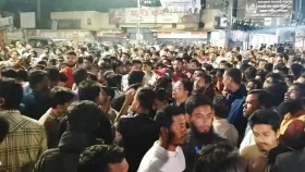 রিটার্নিং কর্মকর্তার কার্যালয়ের সামনে মির্জা আব্বাসের নেতাকর্মীদের ভিড়