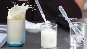 কীভাবে বুঝবেন আপনার কেনা দুধ খাঁটি কি না