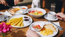 সঠিক সময় ও খাবারের তালিকা না মানলে বাড়বে স্বাস্থ্য ঝুঁকি