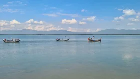 ট্রলারসহ পাঁচ বাংলাদেশিকে ধরে নিয়ে গেছে আরাকান আর্মি