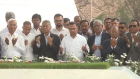 শহীদ জিয়া ও বেগম জিয়ার সমাধিতে প্রধানমন্ত্রীর শ্রদ্ধা