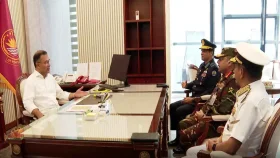 প্রধানমন্ত্রীর সঙ্গে তিন বাহিনী প্রধানের সাক্ষাৎ